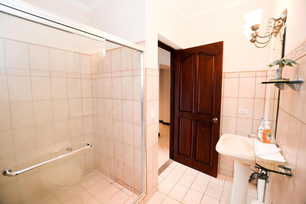 Exquisitely Decorated 5Th-Floor Aerie With Views Of Two Bays In Flamingo Villa Playa Flamingo Dış mekan fotoğraf